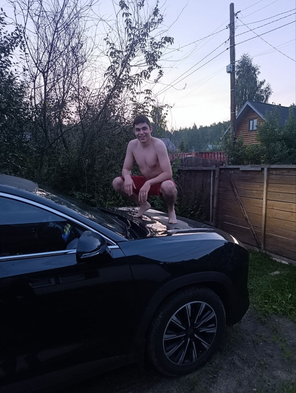 Серёга сидит на капоте Jetour