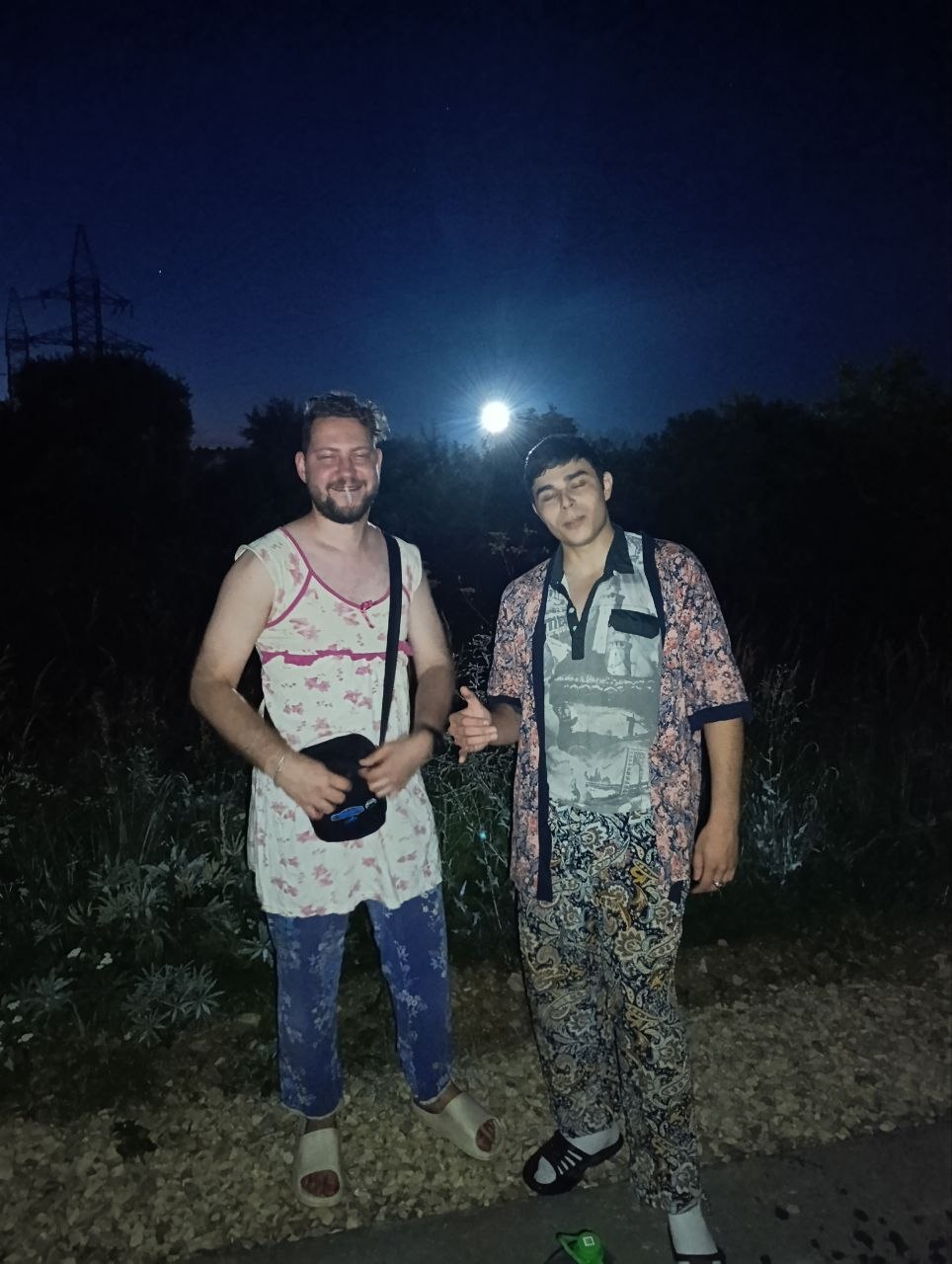 Два Серёги в костюмах стоят ночью рядом с машиной после аварии