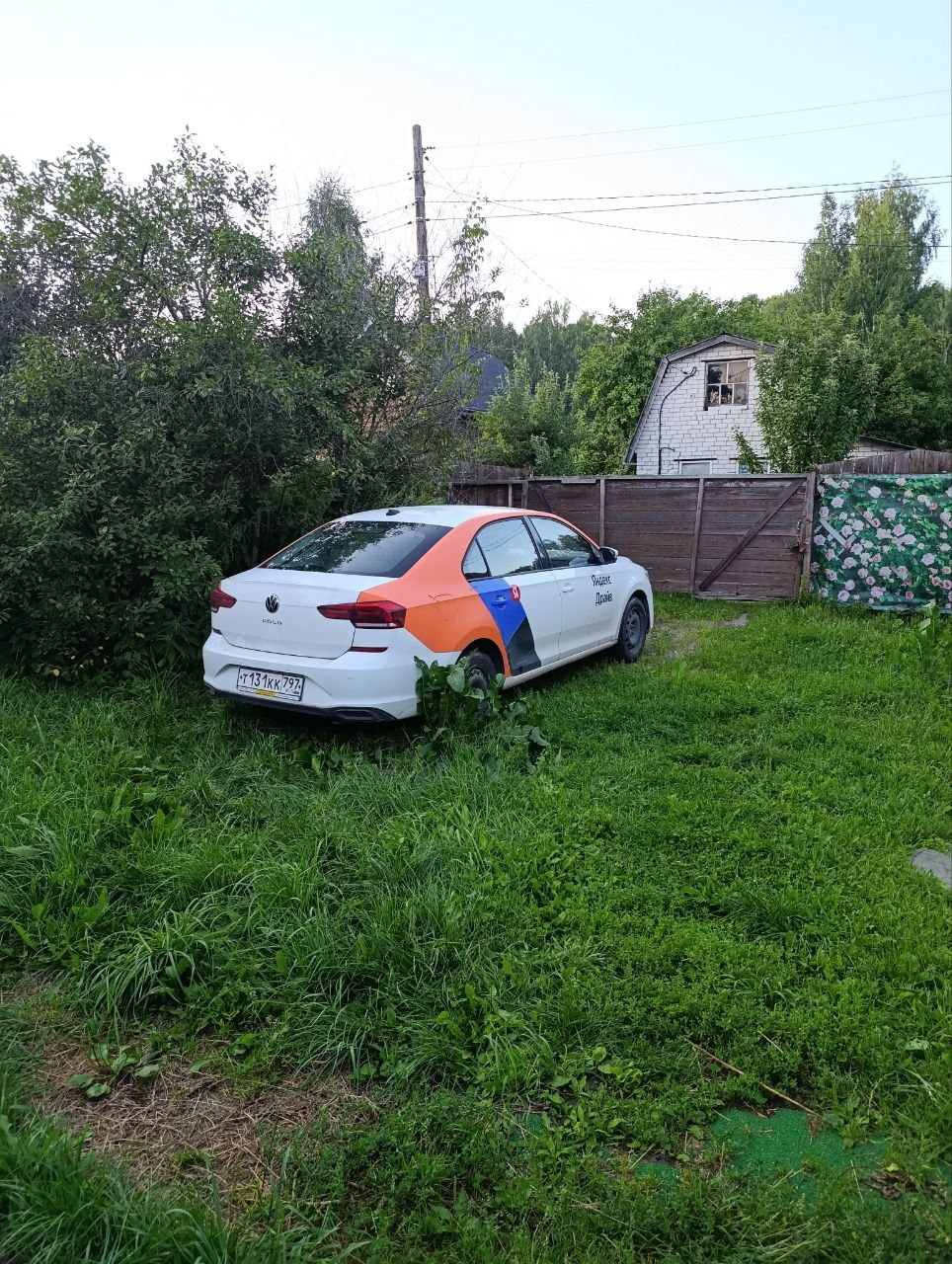 Арендованный Volkswagen Polo Яндекс Драйва у дачи