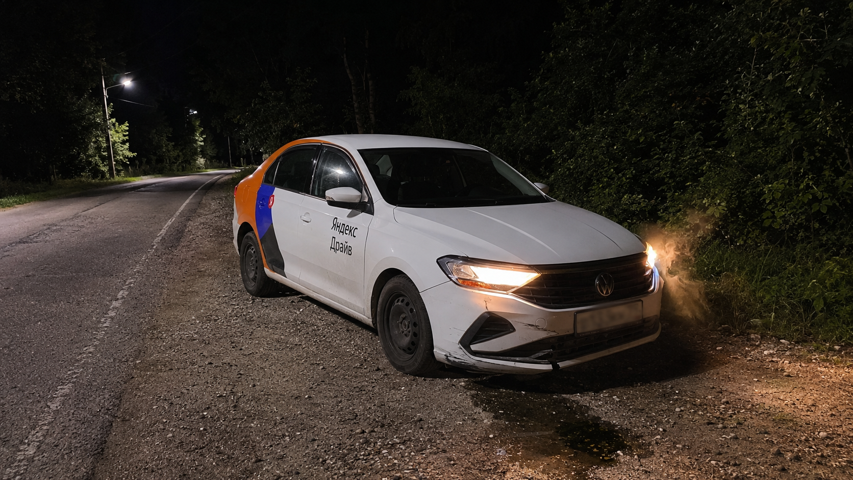 Художественная реконструкция повреждённого Volkswagen Polo Яндекс Драйва ночью у дороги