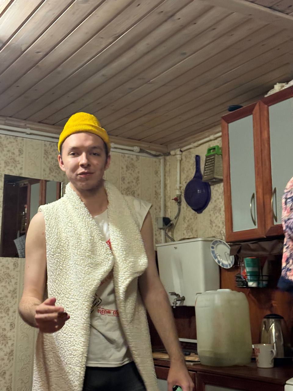 Саня в меховой жилетке и жёлтой шапке
